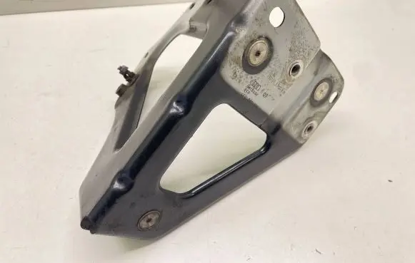 Audi A6 S6 C6 4F Fender mounting bracket 4F0821136
