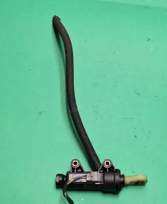 BMW X3 E83 Clutch master cylinder 69058989
