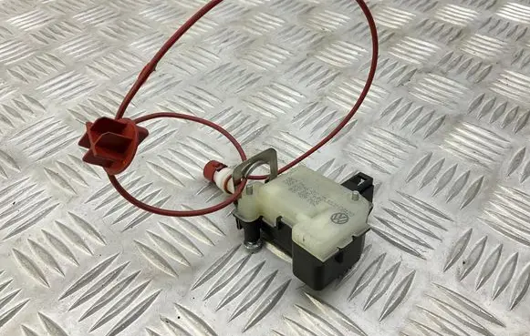 Fuel tank cap lock