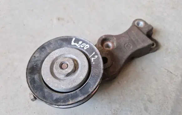 Mitsubishi L200 Air conditioning tensioner MN166945