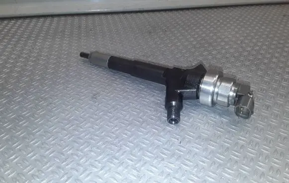 Chevrolet Cruze Fuel injector 55567729