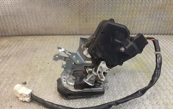 Lexus IS 200-300 Rear door lock