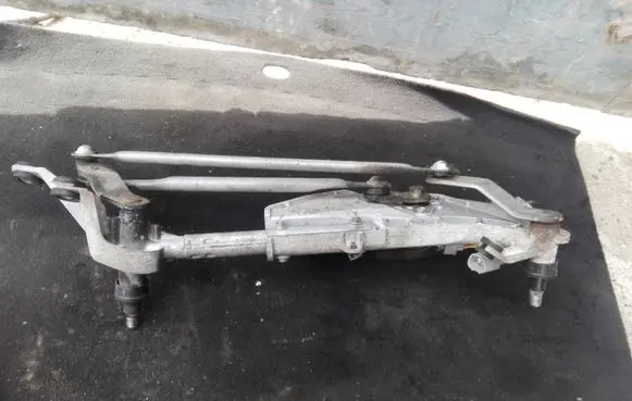 Honda CR-V Front wiper linkage 
