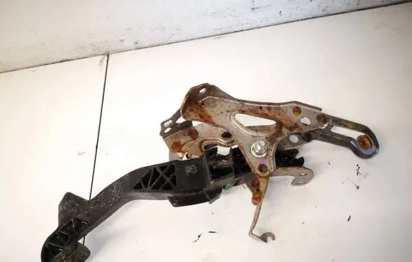 Toyota Urban Cruiser (XP110) Clutch pedal 