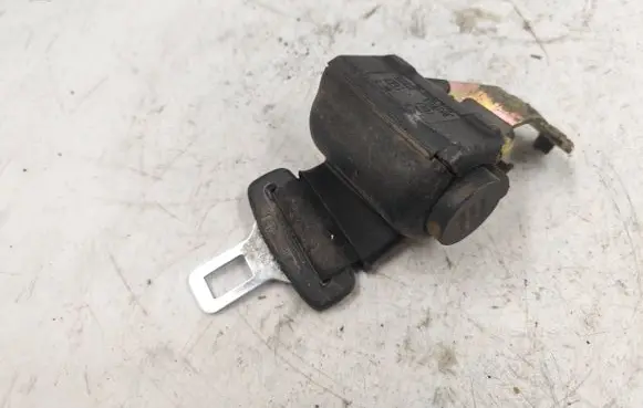 Middle seatbelt (rear)