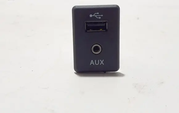 Nissan Qashqai AUX in-socket connector 795405004