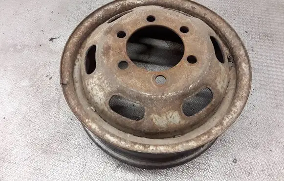 Iveco Daily 35.8 - 9 R16 steel rim