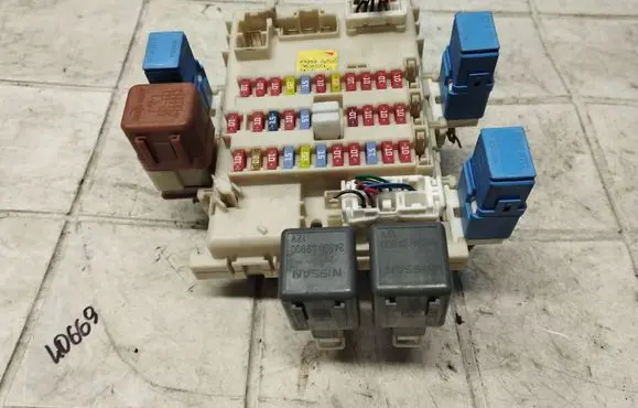 Nissan Primera Fuse module 24350 AV700 0602031