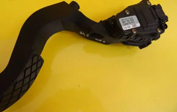 Audi A4 S4 B5 8D Accelerator throttle pedal 8D1721523