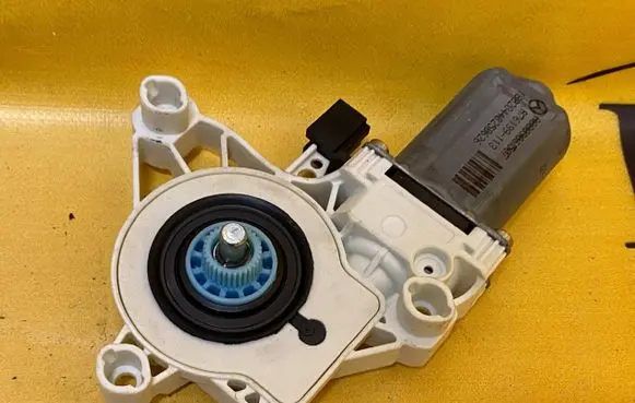 Mercedes-Benz CLS C257 Front door window regulator motor A0009061507
