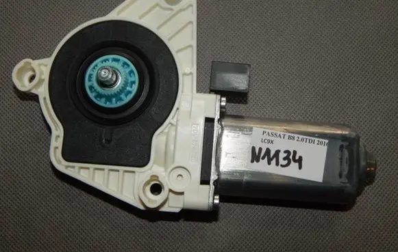 Volkswagen PASSAT B8 Front door window regulator motor 5Q4959802B