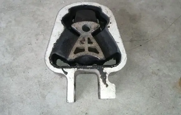 Engine mount bracket