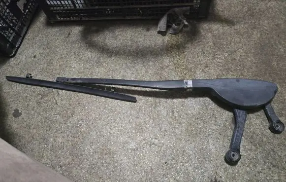 BMW 5 E39 Front wiper blade arm 8209880 102087