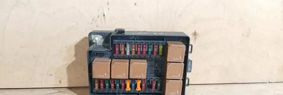Jaguar XJ X308 Fuse module LNF2822BA 2822BA