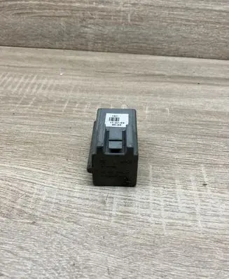 Opel Zafira B Coolant fan relay 13178656