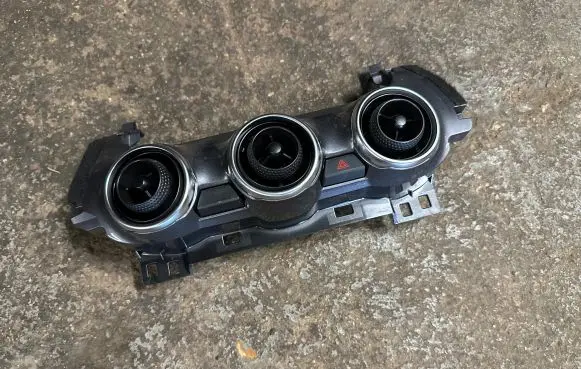 Nissan Juke II F16 Dash center air vent grill 682606PA0A