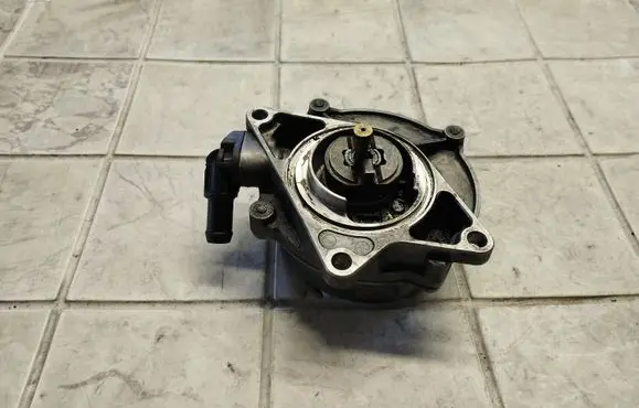 Audi A8 S8 D2 4D Vacuum pump 057145100