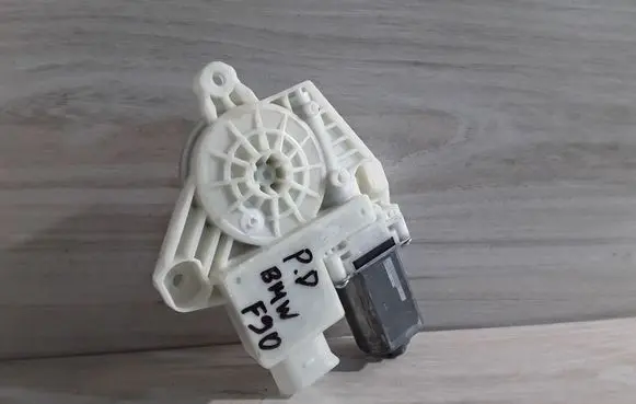 BMW M5 F90 Front door window regulator motor C35315105 7455081