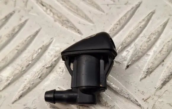 Windshield washer spray nozzle