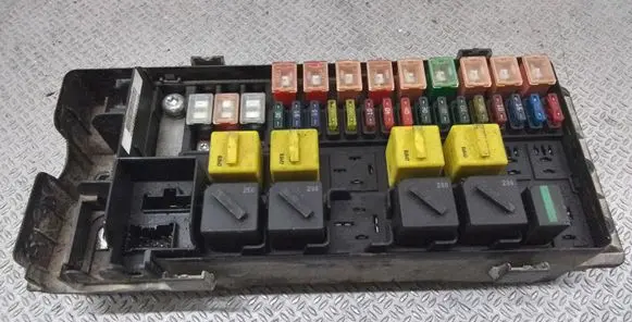Land Rover Discovery Fuse module YQE103800