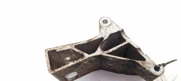 Volvo XC90 Engine mounting bracket