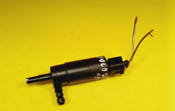Volkswagen Polo IV 9N3 Headlight washer pump 3B7955681