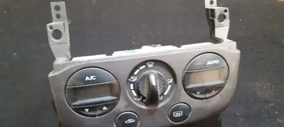 Nissan Primera Climate control unit 275109F500
