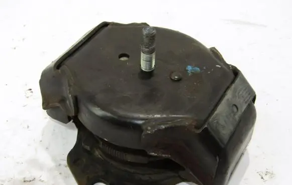 Mitsubishi Pajero Engine mount bracket