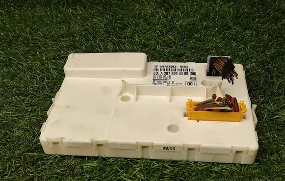Mercedes-Benz E C207 W207 SAM control unit A2079004400 A2079011600 A2079022200