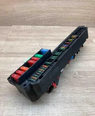 BMW 5 E60 E61 Fuse module 6957330 25613290