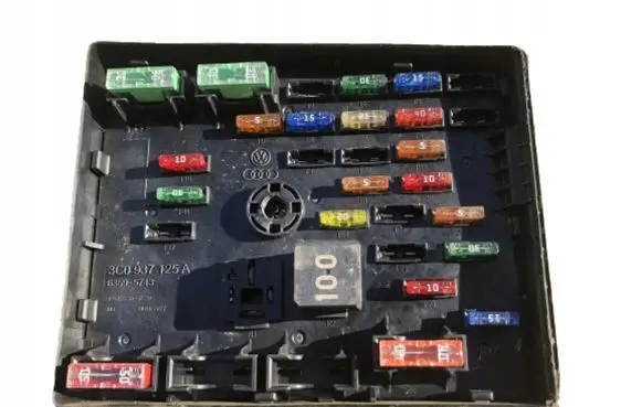 Volkswagen PASSAT B6 Fuse module 3C0937125A