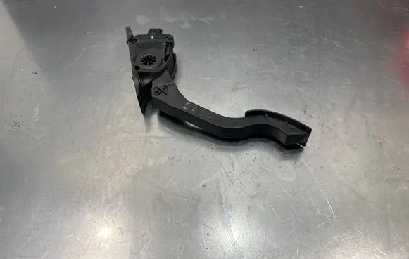 Accelerator throttle pedal
