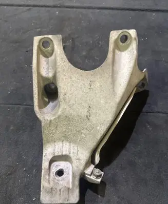 Engine mounting bracket