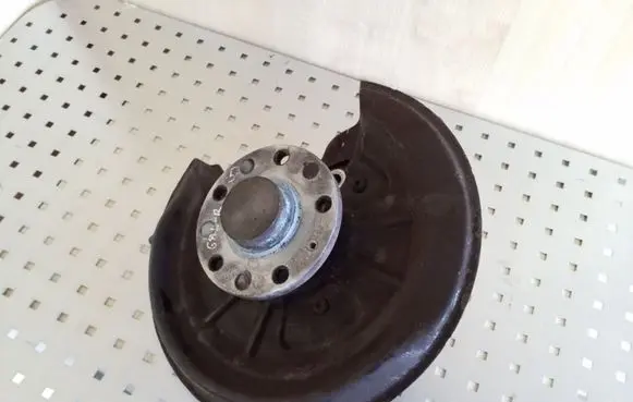 Volkswagen Golf V Rear wheel hub