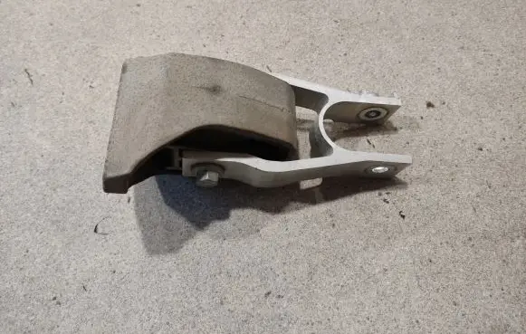 Volvo XC90 Engine mount bracket 32139982