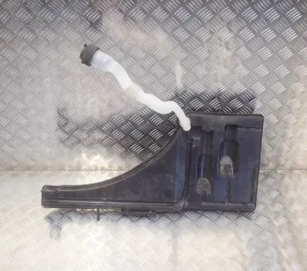 Maserati Ghibli Windshield washer fluid reservoir/tank 670001648