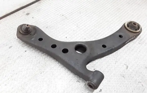 Toyota Avensis Verso Front lower control arm/wishbone