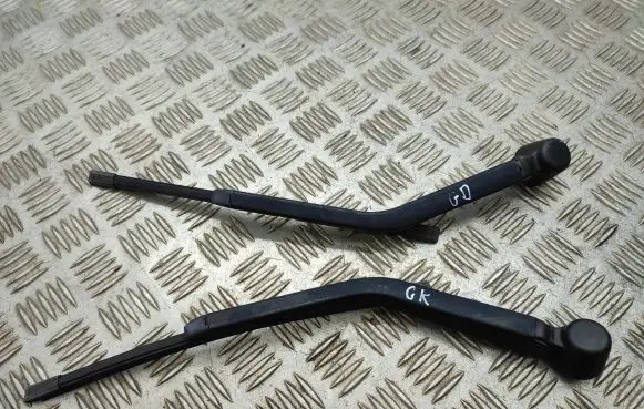 Rear wiper blade arm