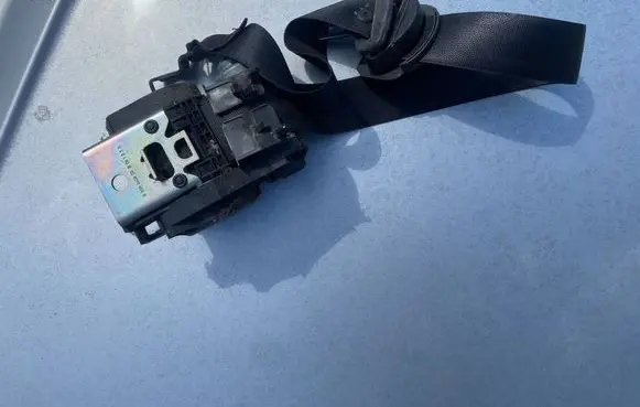Mercedes-Benz E W211 Front seatbelt 609098200A G330U541943
