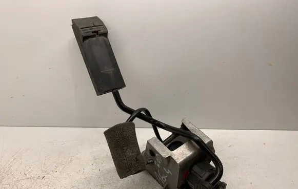 Audi A6 S6 C4 4A Accelerator throttle pedal 4A1721507