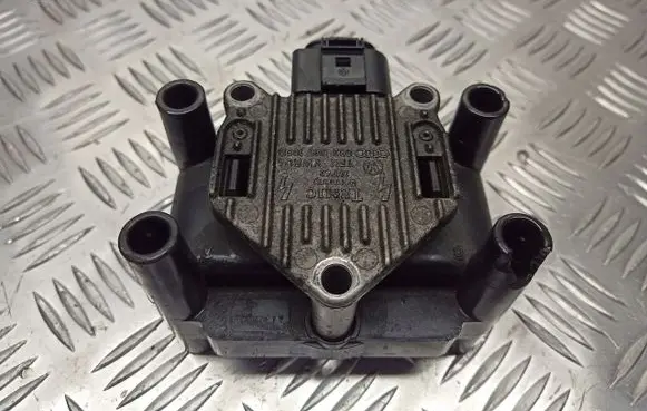 Skoda Octavia Mk1 (1U) Spark distributor 032905106B