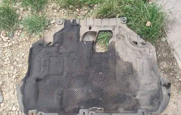 Volvo C30 Engine splash shield/under tray 