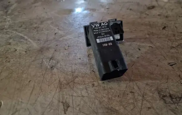 Volkswagen Tiguan Glow plug pre-heat relay 038907281D