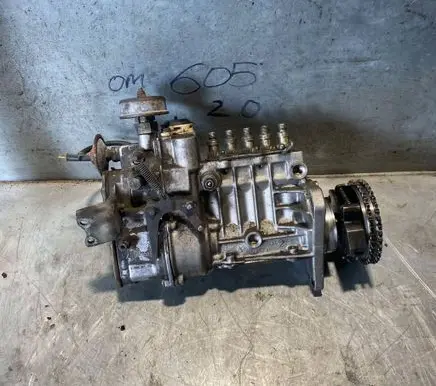 Mercedes-Benz E W124 Fuel injection high pressure pump 6050700101 5M55C320 0400075926