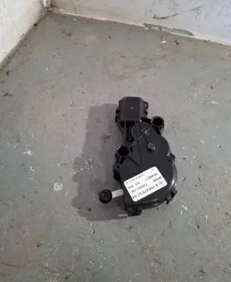 Mercedes-Benz GLS X166 Rear door window regulator motor A1666700104 00488271