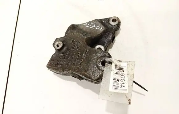 Engine mounting bracket