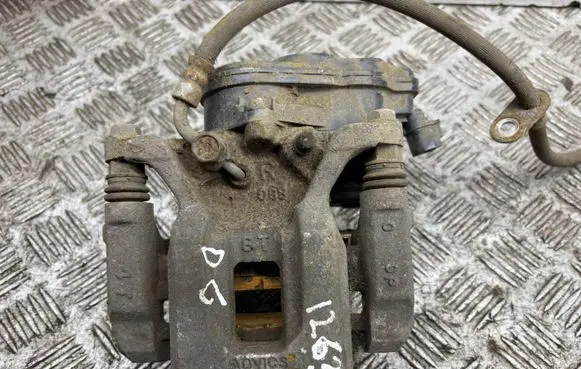 Toyota RAV 4 (XA50) Rear brake caliper