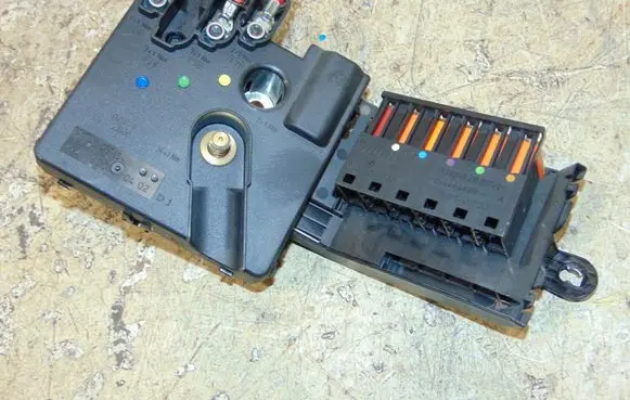 Mercedes-Benz E W211 Fuse module A2119820402 A2115461341