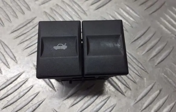 Ford Mondeo Mk III Tailgate/boot open switch button 3S7T19B514