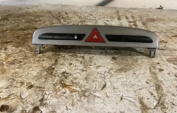Peugeot 308 Hazard light switch 03069000 9659417177